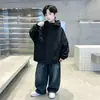 Roupa de Outono para Meninos 2026 Novo Estilo Jaqueta de Trekking Infantil Tamanhos Médio e Grande Corta-vento de Outono Infantil Lindo Estiloso Estilo de Outono