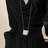 Collar de acero de titanio apilado de doble capa con cadena de suéter de perlas de alta gama que no se decolora, accesorios de lujo ligeros para mujer de nicho para otoño e invierno