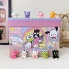 Caja Sorpresa Mini Familia Sanrio Figuras Pintadas a Mano Adornos Lindos Dibujo Animado Juguete de Moda Regalo para Estudiantes Pequeño Adorno de Escritorio