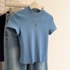 Camiseta Azul de Gola Alta Curta para Mulheres 2025 Verão Nova Cor Pura Pequena Slim Slim Ombro Direito Top