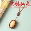 O pingente de durian de sândalo pode ser usado como um item decorativo para artesanato com tema de frutas, acessórios de carro, mesas de chá, salas de estar ou como um ornamento para casais para carregar por aí.