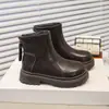 Botas estilo retro Martin para meninas, nova coleção outono/inverno 2026, infantis, com sola macia, na moda, versáteis, de couro, de cano curto, quentes e estilosas