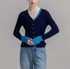 Tejido de Punto Azul con Cuello en V, Abertura y Mangas Largas para Mujer 2025 Primavera Puntadas de Color Contrastante Ajustado Estilo Coreano Ropa de Trabajo