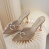 Salto Alto de Strass Estilo Francês Tamanho Pequeno Sandálias e Chinelos Femininos 2024 Moda Versátil Bico Fino Fino Baotou Mueller Meio Chinelo para Mulheres