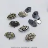 Botones de Forma Especial de Anime de Moda, Colgantes Exquisitos con Logo, Costuras con Spray de Aceite Cepillado, Accesorios de Ropa para Juguetes de Peluche