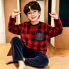 Conjunto de pijama de franela para niños de otoño e invierno, cálido, para niñas y niños, engrosado, con estampados de dibujos animados, cuello redondo y hecho de vellón de coral para un uso cómodo en casa.