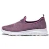 Sapatos de Pano Velho Pequim Atacado Femininos Leves Respiráveis Antiderrapantes Sapatos para Meia-Idade e Idosos Fundo Plano Malha Voadora Sapatos Femininos Sapatos de Pano para Mãe