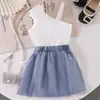 26 atuendos de verano para niñas europeas y americanas: Top sin hombros con lazo y falda vaquera de perlas, elegante y chic, directo de fábrica