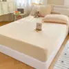 Nuevo cubrecama transfronterizo de color liso, funda para colchón individual de terciopelo de leche, protector de colchón acolchado grueso de felpa para invierno, venta al por mayor