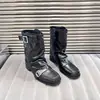Botas femininas da moda, novo outono 2026 estilo europeu, camurça de pele de ovelha com tira de fivela, bico quadrado, sola reta, botas curtas da moda que afinam