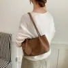 Bolso tote tejido de gamuza retro estilo coreano para mujer, nueva colección otoño/invierno 2026, bolso de hombro casual versátil para el trabajo