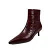 Botines cortos para mujer hechos de piel de vacuno de plena flor, de corte ajustado, con punta fina, cremallera lateral y tacón fino, un nuevo estilo otoño/invierno