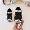 Sapatos Mary Jane estilosos para meninas com laço e estampa de bolinhas, nova coleção outono/inverno 2026, sapatos de bebê com sola macia, versáteis para uso externo