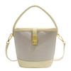 Bolsa de Mão Retrô Casual com Cor Contrastante para Mulheres Moda Primavera e Verão 2025 Bolsa de Balde Nicho Bolsa de Ombro Versátil Bolsa Transversal
