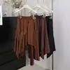 Estilo agridulce Feiyuan con cinturón, falda irregular de color liso para mujer, nuevo modelo de principios de otoño en color café Maillard, minifalda de gamuza