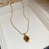 Colar com Pingente Gota d'Água Pedra Olho de Tigre Maillard Estilo Hong Kong Moda Versátil Design de Corrente para Suéter Joias de Nicho Atacado