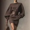 Vestido corto de punto elegante estilo francés, sin hombros, cuello barco, manga larga con mangas murciélago y cintura ceñida con cinturón