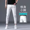 Jeans blancos de alta gama a prueba de tres (agua, suciedad, golpes) para hombre de Hong Kong, corte ajustado, pantalones de vestir elásticos, estilo fino primavera/verano 2026