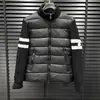 2026 Versión de Gama Alta Otoño e Invierno 2024 Nueva Chaqueta de Algodón Rellena de Plumas de Punto de Lujo con Parches en las Mangas Cuello Alto Versátil Ligera para Negocios
