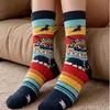 Meias femininas sob medida para outono e inverno, com design esportivo, comprimento na panturrilha, estilo preppy, design respirável, estampas de desenhos animados, forro quente e acabamento em renda.. Meias Zhujie