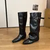 Botas longas estilo coreano, botas de moda com detalhes de fivela, botas de montaria femininas, coleção outono/inverno 2026, bico quadrado pequeno, botas robustas, design de alta qualidade, cano largo