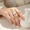 Anillo exagerado para mujer, moderno, de lujo ligero, exquisito y versátil, anillo simple y dulce bañado en plata con forma de lágrima para dedo índice al por mayor