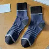 Calcetines Deportivos para Hombre Zhuji 7A Antibacterianos y Desodorantes de Media Caña con Bloques de Color y Rayas, Absorbentes de Sudor, Transpirables, Ceñidos en la Cintura, Antideslizantes, Largos