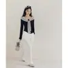 Camiseta de Manga Larga Off-Shoulder a Rayas Color-Block Dulce y Picante Estilo Coreano con Diseño Irregular Ajustado y Top Versátil