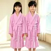 Nuevo albornoz infantil de algodón puro, ropa de dormir de material de toalla 100% algodón para niños y niñas, engrosado, absorbente, adecuado para nadar, venta al por mayor de albornoces y pijamas