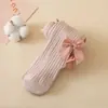 Leggings infantis transfronteiriças, estilo primavera e outono, versáteis para usar ao ar livre, design infantil de listras verticais com um laço grande, meias-calças para bebê