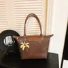 Bolsa de mão de grande capacidade para mulheres, novo modelo 2024, bolsa transversal moderna, bolsa de ombro tipo balde texturizada para o dia a dia