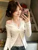 Camiseta de manga larga con cuello en V retorcido para mujer, con cuello halter, detalles de encaje, corte ajustado, silueta favorecedora y bajo asimétrico, perfecta para un look moderno y atrevido