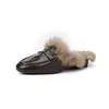 Chinelos femininos de pele de cordeiro de primeira camada com metade coberta de pelo de coelho, mules, novos para outono e inverno, bico redondo, salto baixo, para uso externo, bico fechado, para mulheres