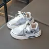 Zapatos de Lona para Niñas Zapatos Infantiles 2025 Nuevos Primavera y Otoño Superficie de Cuero Zapatillas de Suela Suave para Niños Zapatos Casuales Antideslizantes Versátiles