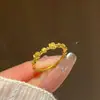 Livro vermelho pequeno explosões anel de rosa dourada feminino método antigo retrô estilo corte anel de florzinha uma geração de cabelo