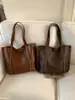 Bolsa de ombro casual retrô texturizada para o dia a dia, novo modelo de verão 2026, bolsa tote fashion de grande capacidade com tachas