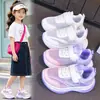 Zapatos Blancos para Niños Zapatos Deportivos para Niñas Malla Transpirable Suela Suave Verano Nuevo Estilo Niños Medianos y Grandes Ligeros Zapatos de Correr para Niños