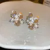 "Abalorio Floral de Perla" aretes de botón florales vintage con circonita y perla, aretes de lujo ligero de alta gama con un diseño único, aretes de nicho