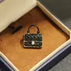 Nuevo Producto Estilo Xiaoxiangfeng Goteo de Aceite Dos Tonos Rosa Negro Bolso Acolchado Broche Pequeño Versátil Moderno Chapado en Oro Pin Personalizado