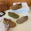 Novos sapatos Birkenstock estilo floresta de outono com dedos divididos para mulheres, novo modelo 2026, camurça com fivela, sapatos casuais versáteis para mulheres