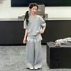Ropa Infantil 2026 Nuevo Estilo de Verano para Niñas, Conjunto de Dos Piezas Súper Elegante Estilo Coreano, Pantalones de Pierna Ancha de Manga Corta de Verano para Niñas
