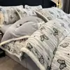 Juego de Ropa de Cama Gruesa Tallada de Leche Polar Clase A Invierno Sábanas de Coral Polar Fundas de Edredón Juego de Tres Piezas para Dormitorio de Princesa