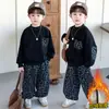 Conjunto de Calça e Blazer de Veludo com Estampa de Leopardo para Meninos Inverno 2025 Novo Estilo Coreano Conjunto de Duas Peças de Veludo para Crianças Pequenas e Médias