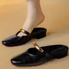 Mules retro de punta cerrada para mujer, nuevas sandalias plateadas de verano 2026 en talla pequeña con tacones gruesos, mules de talla grande