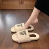 Pantuflas esponjosas transpirables que no aprietan los pies para mujer, se pueden usar afuera, ins 2026 otoño e invierno, pantuflas de algodón de felpa en capas con suela plana y correa única