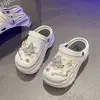 Promoção Quente Sapatos Perfurados Exquisitos com Strass Femininos Verão Estilosos Sola Grossa Macia Chinelos Fechados Antiderrapantes Sandálias Versáteis para Exterior