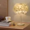 Lámpara de mesa de plumas nórdica para dormitorio, luz de noche creativa para mesita de noche, sala de estar, estudio, lámparas LED de hierro estilo Ins
