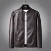 2026 Comercio Exterior Al por Mayor Primavera Otoño Estilo Coreano Moderno Atractivo Ajustado Chaqueta de Cuero PU para Hombre Chaqueta de Cuero para Hombres Jóvenes Ropa de Motocicleta Ropa de Abrigo