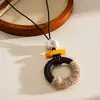 Collar con colgante geométrico redondo de cordón de cuero vintage europeo y americano, madera de resina, cuerda de cáñamo, accesorio de nicho de estilo étnico transfronterizo para mujer