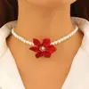 Conjunto de Brincos, Pulseira e Colar Vermelhos Floridos, Exagerados e Modernos com Corrente de Pérolas Única e Anel de Flor Estiloso para Mulheres